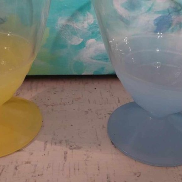 Set of 4 -- 1950s mid century ARC France frosted dessert/sundae bowls - Picture 2 of 5